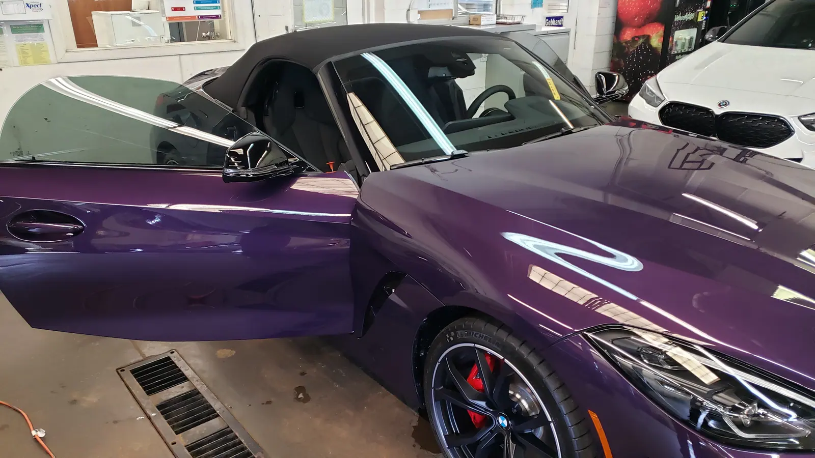 Colour shifting Jaguar F-Type with a gloss black roof